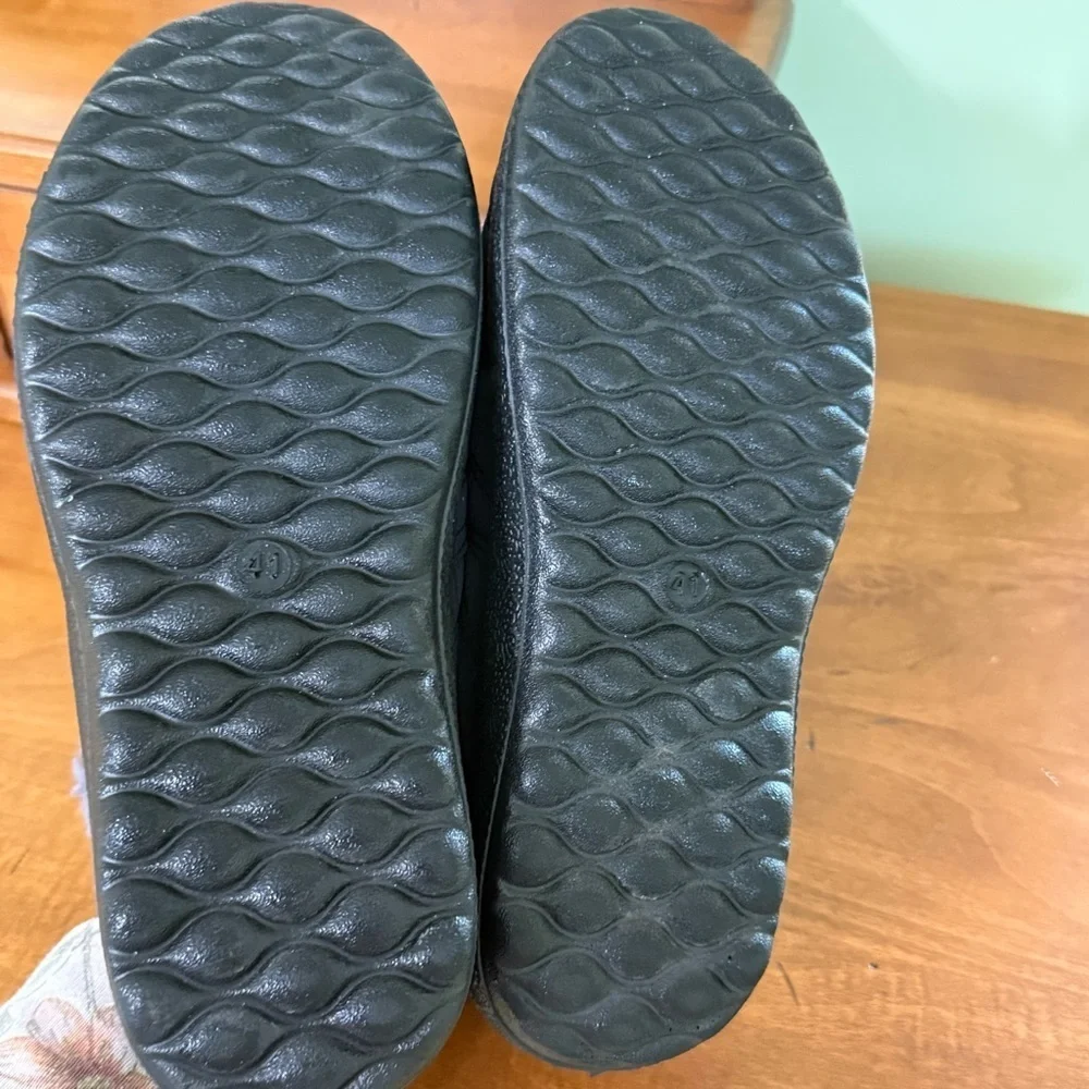 BJ women’s warm and comfortable snow boots black size 9.5 lined with rubber sole